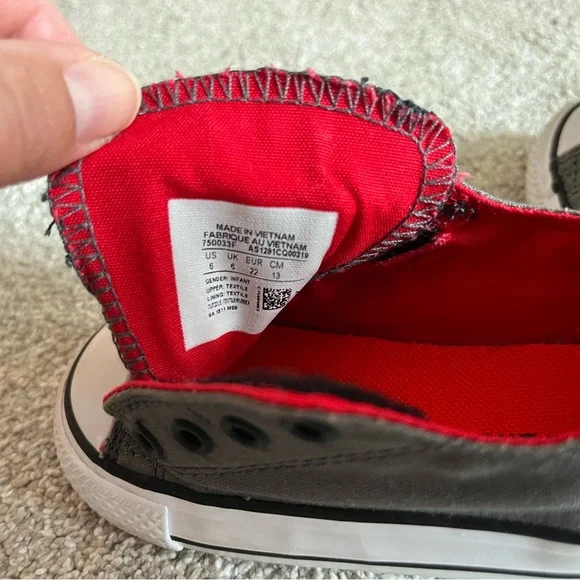 Toddler converse sneakers. Size 6, like new condition. - Picture 3 of 5